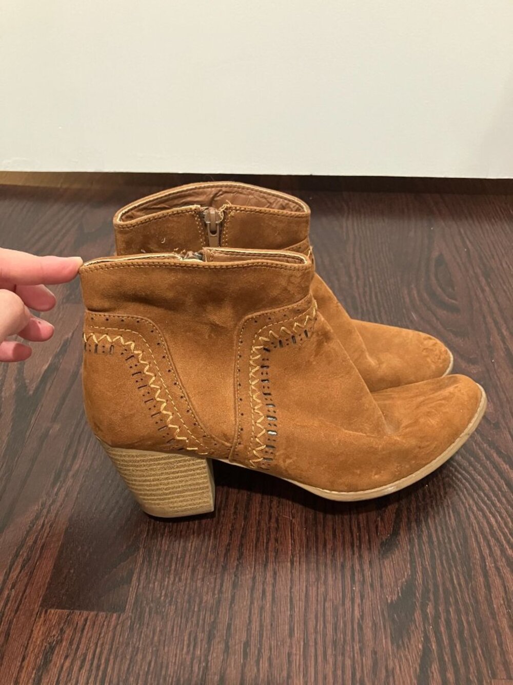 Qupid Brown Faux Suede Embroidered Stitch Ankle Booties Women's Size 10